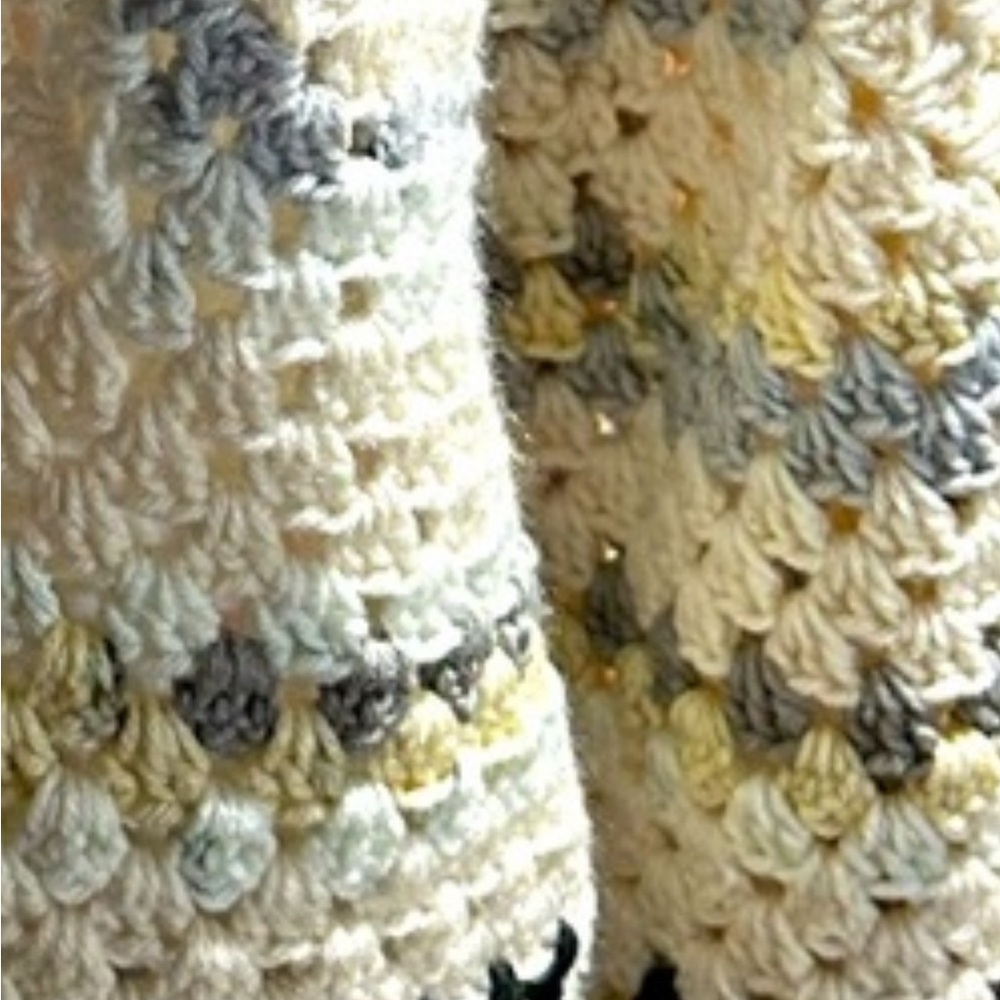 Crochet Cardigan Cream&Gray Brooch included - Picture 7 of 7
